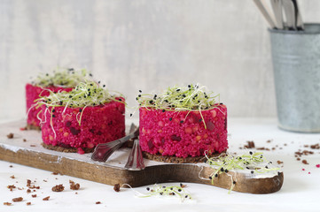 Rote Bete Couscoussalat mit roten Linsen und Zwiebelsprossen auf Pumpernickel