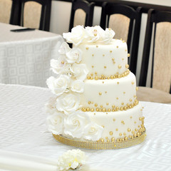 wedding cake with roses