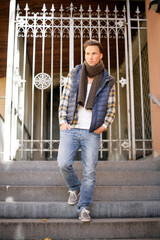 Mann mit Schal im Herbst © Peter Atkins