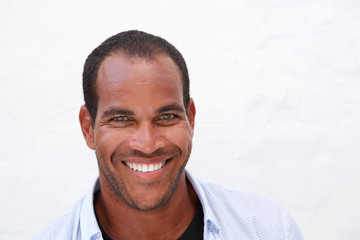 Obraz premium Close up handsome man laughing standing isolated on white