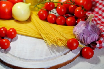 Spagetti pasta, fresh tomatoes, garlic, onion and olive
