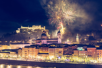 Fototapeta premium Fajerwerki nad starówką Salzburga, twierdzą Hohensalzburg