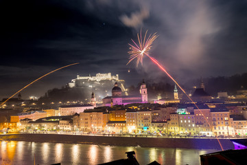 Naklejka na ściany i meble Feuerwerk über der Altstadt von Salzburg, Festung Hohensalzburg