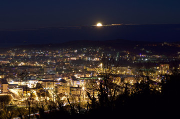Fototapeta na wymiar vista panoramica notturna con sorgere della luna a Pesaro