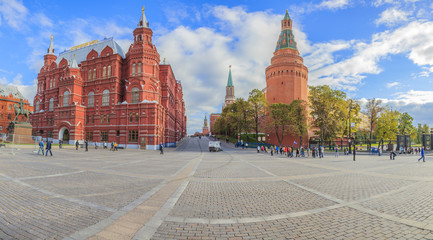 Panoramaaufnahme der Gebäude des Kriegsmuseums und historischem Museum in Moskau mit Blick auf den...