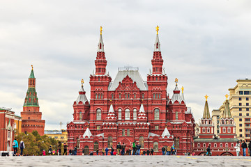 Aufnahme des historischen Museums in Moskau fotografiert aus der Bodenperspektive tagsüber bei bewölktem Himmel im Oktober 2014