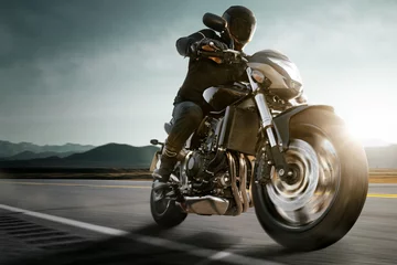 Motorrad auf Landstraße. © lassedesignen