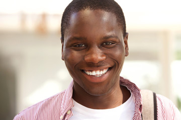 Obraz premium Close up happy black college student smiling outside