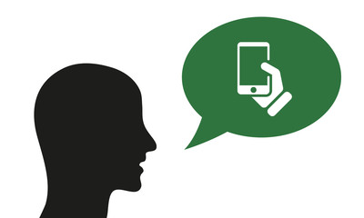 Person spricht von Smartphone