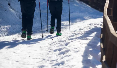 Fotobehang Coppia cammina in montagna con i ramponi da neve © Mirko Macari
