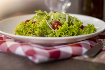 Salada fresca de vegetais misturados servida em um prato em uma mesa de madeira. conceito estilo de vida.