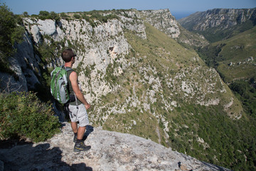 Naklejka premium Escursionista sull'abisso, riserva naturale orientata Cavagrande del Cassibile 