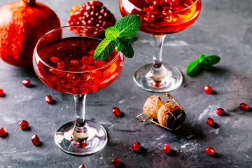 Keuken foto achterwand Eetkamer rode cocktail met mousserende wijn en granaatappelpitjes