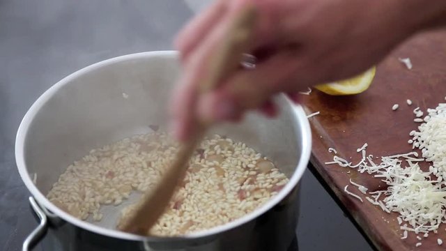 Risotto kochen auf modernem Herd, Detailaufnahme, Video HD 1080