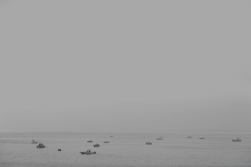 Barcas de pescadores en Costa Brava, Mediterráneo un día de intensa niebla, Girona, Cataluña, España