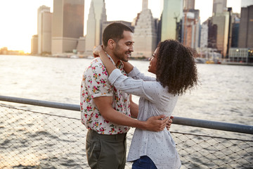 Fototapeta premium Romantic Young Couple With Manhattan Skyline In Background