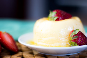 Sobremesa de morango com pudim servido em uma tigela.