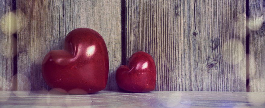 Valentinstag Hintergrund - zwei rote Herzen


