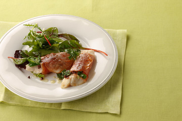 Rotbarschfilet mit Bacon und gemischtem Salat 