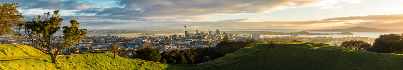 Fototapeta na wymiar Panoramic view of Auckland city from Mt Eden Summit