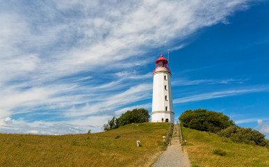 Fototapeta na wymiar Leuchtturm auf der Insel Hiddensee mit Mensch und Hund