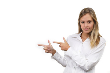 Hübsche blonde Frau zeigt in eine Richtung