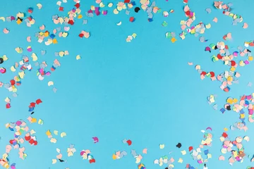 blauer hintergrundrahmen mit konfetti © Nicole Lienemann