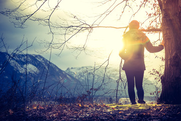 Junge Frau blickt verträumt in die Ferne, Berge und Natur, Sonnenuntergang