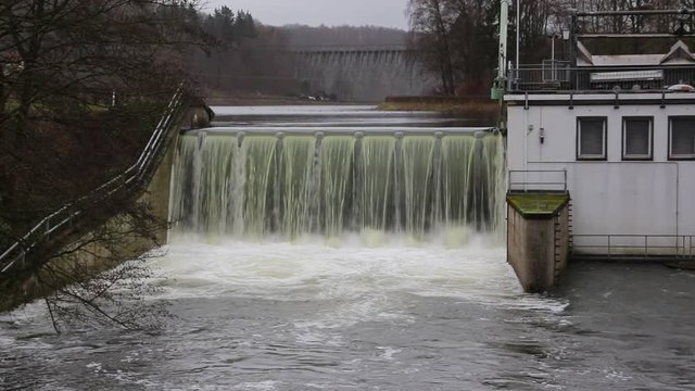 &Uuml;berlauf des Vorbeckens der M&ouml;hnetalsperre bei Hochwasser