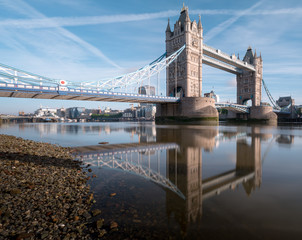 Fototapeta na wymiar river side at Tower Bridge during low tide