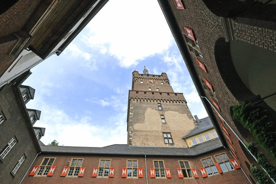 Schlossturm der Schwanenburg in Kleve in besonderer Perspektive