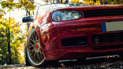 Auto im Wald © Denis Bayrak