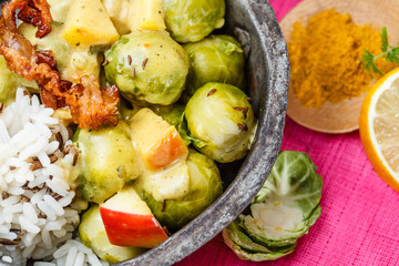 Rosenkohl in Curry-Apfelsauce mit Wildreis, Makro von oben