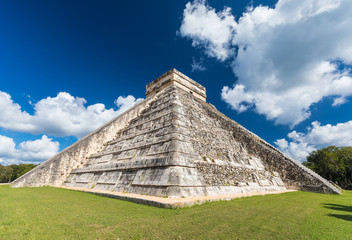Fototapeta na wymiar Mayan El Castillo Pyramid at the Archaeological Site in Chichen Itza, Mexico