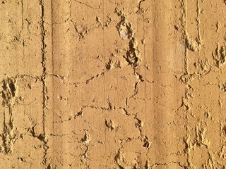  ebenesandwand mit natürlichen rissen und vertikalen streifen/hintergrund aus der natur/glatter, beiger untergrund, natürliches design