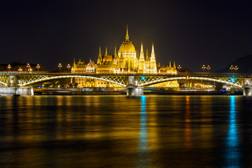 Fototapeta na wymiar Margaret bridge and Parliament building, Budapest