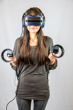 Junge Frau testet Virtual Reality Datenbrille