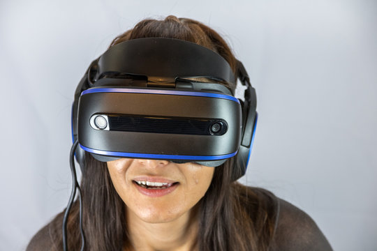 Junge Frau mit Virtual Reality Datenbrille (nah)