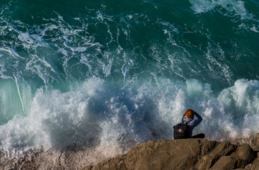 Naklejka premium Girl photographing waves