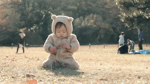 ハイハイ　1才　赤ちゃん　公園　家　