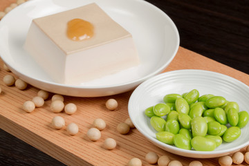 Fresh edamame and tofu - 186933306