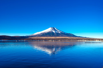 富士山と山中湖の逆さ富士