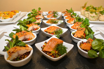 kaltes Buffet mit Räucherfisch im Schälchen auf Linsen-Paprika 