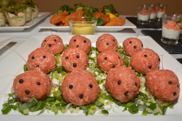 lustige Mettbällchen mit Augen und Mund am Buffet