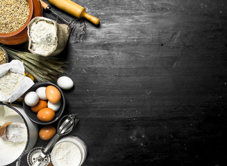 Flour with grains and spikelets of wheat.