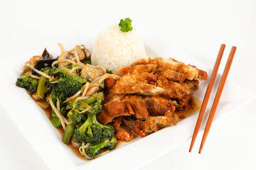 Gebratenes Hähnchenflsich mit Gemüse und Reis