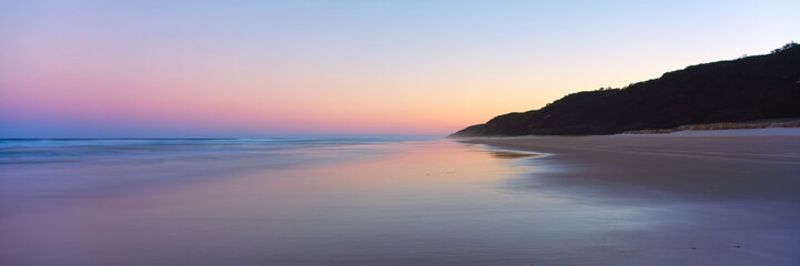 Fototapeta na wymiar A panoramic view of sunset on Fraser Island's 75 mile beach 