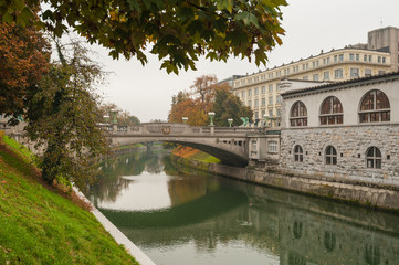 Fototapeta premium 旅、ヨーロッパ、Slovenia, Ljubljana,Ljubljanica river,スロベニア、リュブリャニツア川、Dragon Bridge,龍の橋、
