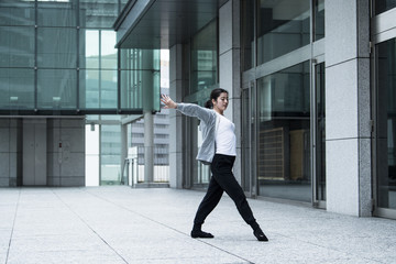 A woman who concentrates and dances modern dance