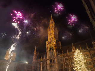 Capodanno nel centro di Monaco di Baviera con fuochi artificiali, Germania